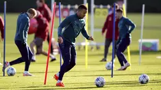 Penyerang Arsenal Gabriel Jesus menghadiri sesi latihan menjelang laga penutup fase grup Liga Champions 2023/24, di Arsenal Training Center, Hertfordshire, Senin (11/12/2023). (Jonathan Brady/PA via AP)