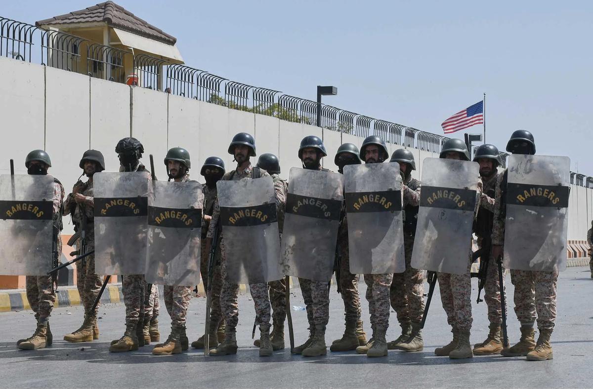 FOTO: Sembilan Tewas dalam Bentrokan Protes Pembunuhan Khamenei di Karachi