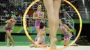Tim Senam Ritmik dari Italia sedang beraksi dengan gaya clubs dan hoops pada final di Olympic Arena, Rio de Janeiro, Brasil. (REUTERS/Mike Blake)