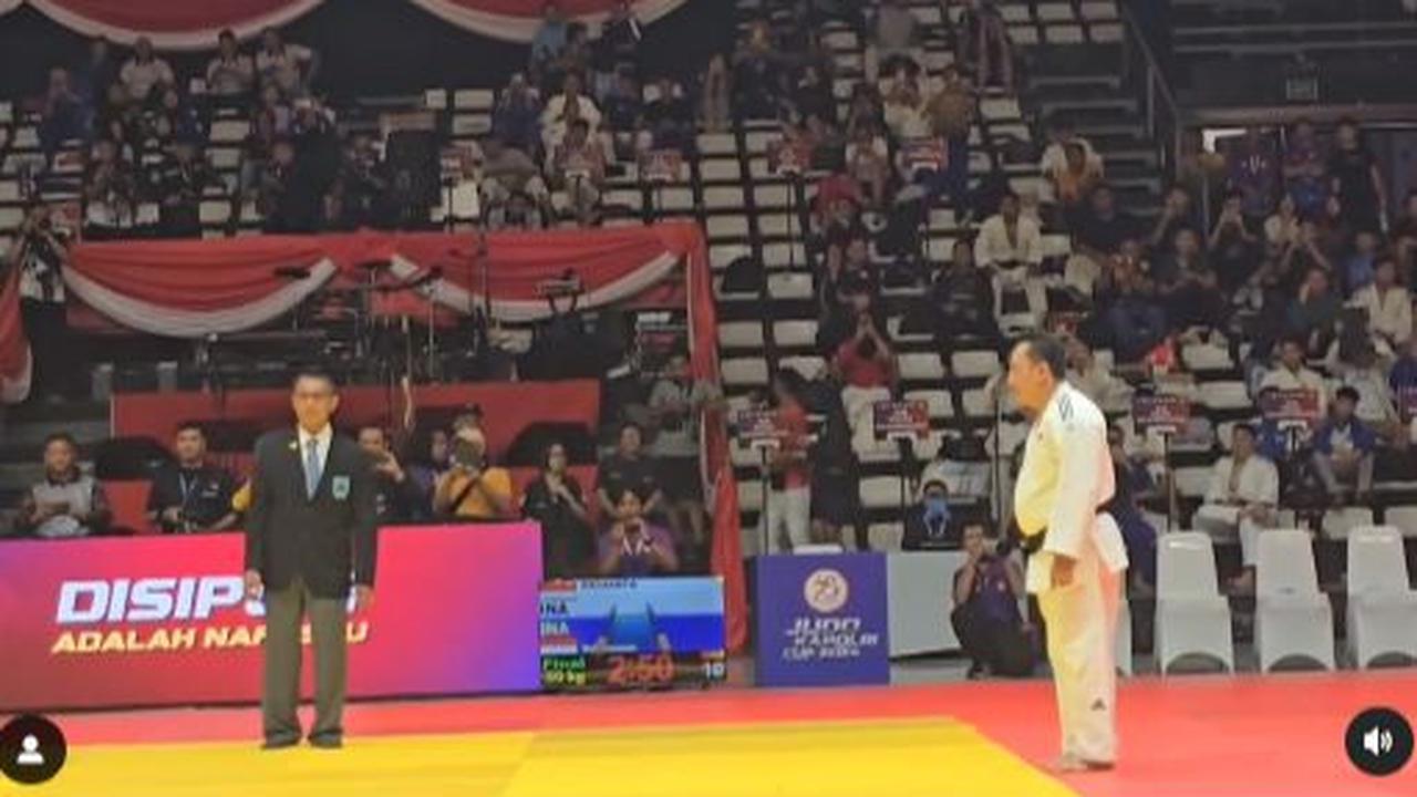Dengan mengenakan seragam Judo putih dan sabuk hitamnya, Listyo tampak begitu gagah memasuki area pertandingan. <br>