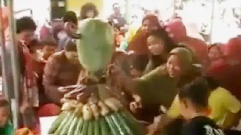 Tradisi Ruwat Desa, Warga Sidoarjo Berebut Tumpeng Hasil Bumi