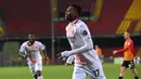 Striker AC Milan, Rafael Leao melakukan selebrasi usai mencetak gol kedua timnya ke gawang Benevento dalam laga lanjutan Liga Italia 2020/21 pekan ke-15 di Ciro-Vigorito, Minggu (3/1/2021). AC Milan menang 2-0 atas Benevento. (AFP/Andreas Solaro)