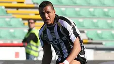 Aksi winger Udinese asal Cile Alexis Sanchez di laga lanjutan Serie A Italia melawan Catania di Stadio Friuli, 20 Maret 2011. Udinese unggul 4-0.