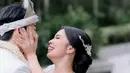 <p>Putri Helmy Yahya, Saskia Rachelly Yahya telah resmi menikah dengan kekasihnya, pria asal Korea Selatan. Di hari bahagianya, Rachell tampil anggun elegan mengenakan dua kebaya berbeda. [Foto: Instagram/bootesphotography]</p>