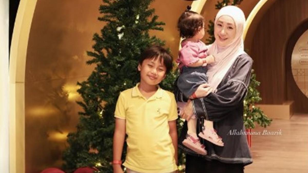 6 Potret Terbaru Larissa Chou dan Ikram Rosadi, Absen di Perayaan Natal Keluarga