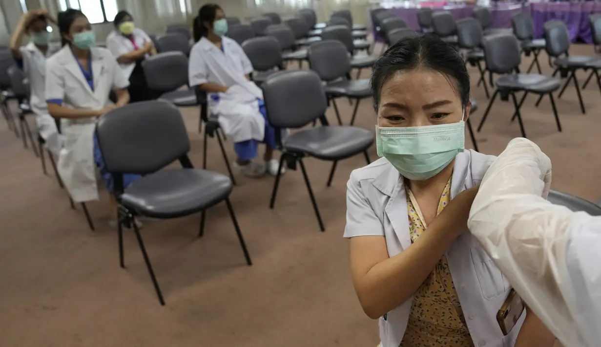 Seorang tenaga kesehatan menerima suntikan booster vaksin virus corona COVID-19 Pfizer-BioNTech di Rumah Sakit Bangkok Metropolitan Administration General, Bangkok, Thailand, Selasa (10/8/2021). Total kasus COVID-19 di Thailand mencapai 736.522 kasus sejak awal pandemi. (AP Photo/Sakchai Lalit)
