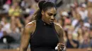 Serena Williams melakukan selebrasi usai mencetak poin saat melawan Venus Williams dalam turnamen tenis BNP Paribas Open Open di Indian Wells Tennis Garden, California (12/3). (AP Photo/Crystal Chatham)