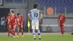 Gelandang Lazio, Luis Alberto tampak kecewa usai timnya kebobolan gol keempat melalui gol bunuh diri saat menghadapi Bayern Munich dalam laga leg pertama babak 16 besar Liga Champions 2020/21 di Olimpico Stadium, Selasa (23/2/2021). Lazio kalah 1-4 dari Bayern Munich. (AP/Gregorio Borgia)
