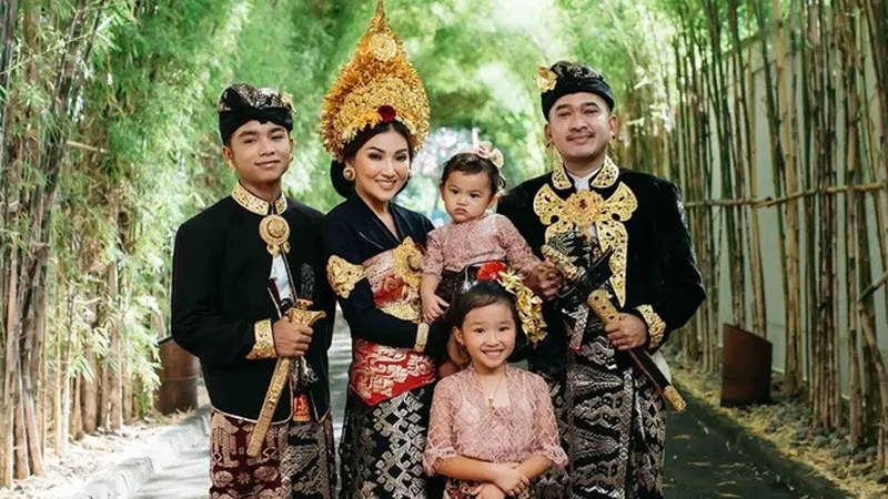 7 Gaya Pemotretan Keluarga Ruben Onsu dengan Baju Adat Bali, Curi Perhatian