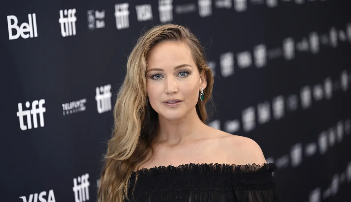 Jennifer Lawrence menghadiri pemutaran perdana " Causeway " selama Toronto International Film Festival di Toronto Sabtu (10/9/2022). Jennifer Lawrence tampil cantik memukau dalam balutan gaun hitam tipis di acara tersebut. (Cole Burston/The Canadian Press via AP)