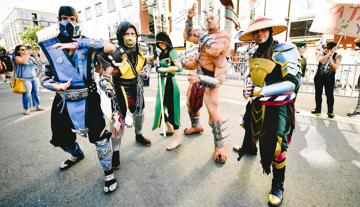 Sejumlah cosplayer berpose saat menghadiri San Diego Comic-Con International 2019 di San Diego, California, Amerika Serikat, Kamis (18/7/2019). (Matt Winkelmeyer/Getty Images/AFP)