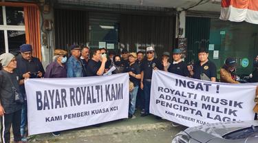 Aksi demonstrasi yang dilakukan para pencipta lagu di depan kantor KCI, Jakarta