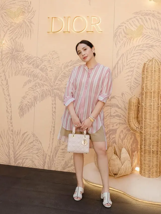 Gaya Mahal Nagita Slavina Serba Dior saat Liburan ke Bali. [@raffinagita1717]