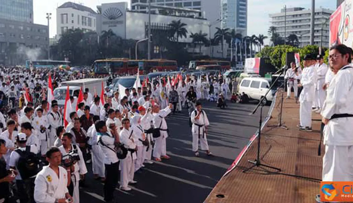 Citizen6, Jakarta: Ribuan personel TNI semarakkan Hari Ulang Tahun (HUT) ke 40 Institut Karate-Do Indonesia (INKAI) Gashuku Akbar Nasional.(Badarudin Bakri Badar)