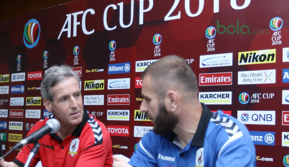 Pelatih Tampines Rovers, Juergen Raab (kiri) berdiskusi dengan Fahrudin Mustafic saat konferensi pers Piala AFC 2018  di Hotel Sultan, Jakarta (27/2/2018). Persija melawan Tampines Rovers pada 28 Februari 2018. (Bola.com/Nick Hanoatubun)
