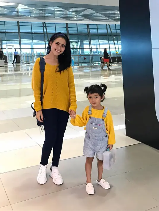 Di foto ini Ayu dan Bilqis terlihat  begitu cantik dengan sama-sama mengenakan sweater berwarna kuning dan sneakers putih. Hanya saja Ayu memadukannya dengan celana hitam sedangkan Bilqis lucu dengan overall denim. (Instagram/ayutingting92)