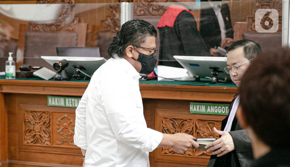 Terdakwa kasus pembunuhan berencana terhadap Yosua Hutabarat atau Brigadir J, Ferdy Sambo usai menjalani sidang putusan di PN Jakarta Selatan, Senin (13/2/2023).  Mantan Kadiv Propam Polri Ferdy Sambo divonis bersalah melakukan pembunuhan berencana terhadap ajudannya, Brigadir N Yosua Hutabarat. Sambo divonis mati. (Liputan6.com/Faizal Fanani)