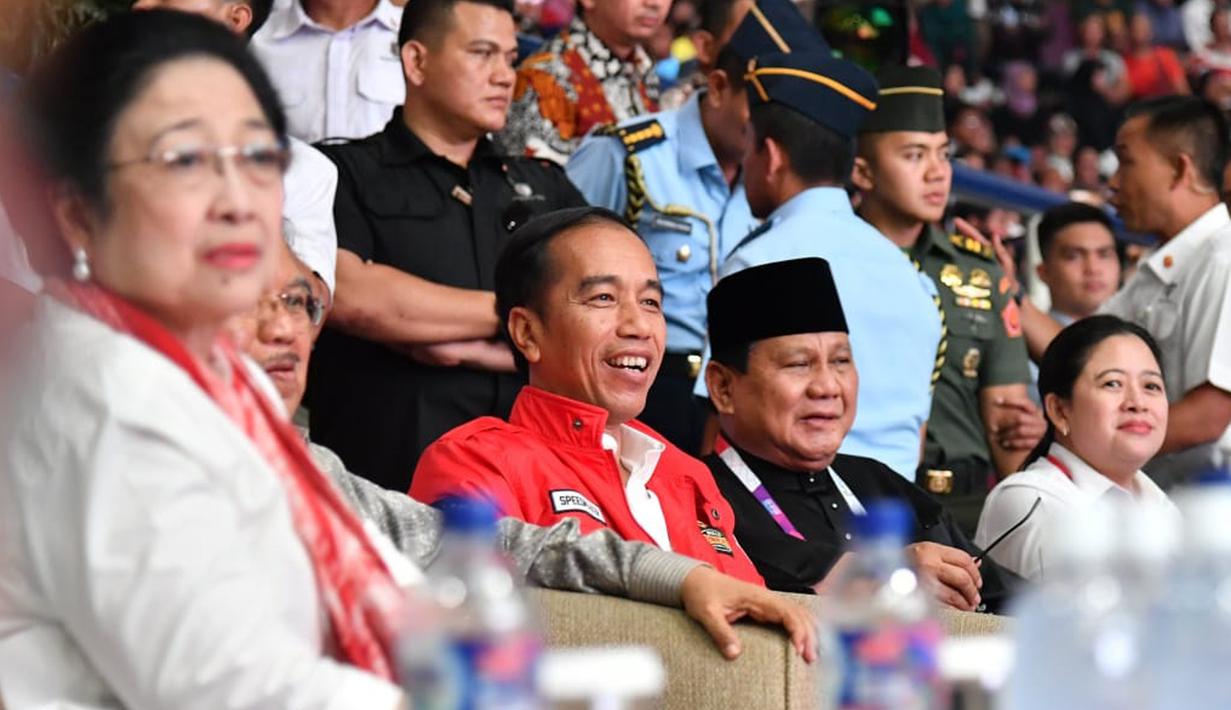 Presiden Joko Widodo atau Jokowi bersama Ketua Umum Pengurus Besar Ikatan Pencak Silat Indonesia (IPSI) Prabowo Subianto menyaksikan pencak silat Asian Games 2018 di TMII, Jakarta, Rabu (29/8). (Liputan6.com/HO/Biro Pers Setpres)