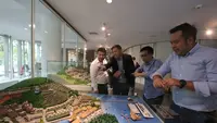 Chairman Vasanta Group Agnus Suryadi, CEO Vasanta Group Nicholas Hum, Executive Director Vasanta Group Erick Wihardja dan Executive Director Vasanta Group Denny Asalim berbincang di depan maket proyek Vasanta Group di Labuan Bajo. (Dok Vasanta)