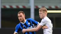 Gelandang Inter Milan, Christian Eriksen (kiri) berebut bola dengan gelandang Bologna, Jerdy Schouten pada pekan ke-30 Serie A 2019-2020, di Stadion Giuseppe Meazza, Minggu (5/7/2020). Inter Milan ditumbangkan Bologna 1-2 di kandang sendiri. (MIGUEL MEDINA / AFP)