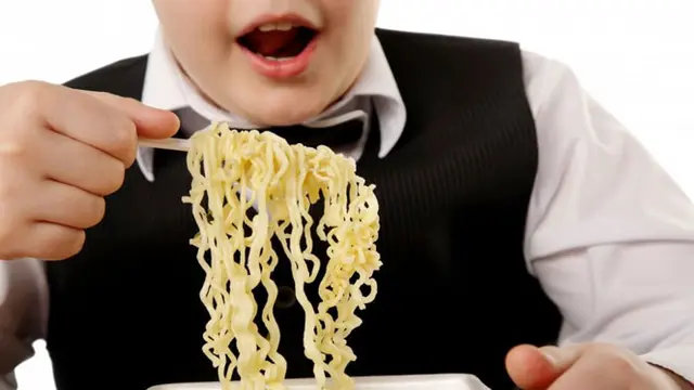 anak-makan-mie-131114b.jpg
