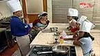 Tak ada salahnya mengajak sang buah hati mengikuti kursus masak selama liburan. Selain menambah pengetahuan, anak belajar lebih mandiri dan tidak bergantung pada orang tua. 