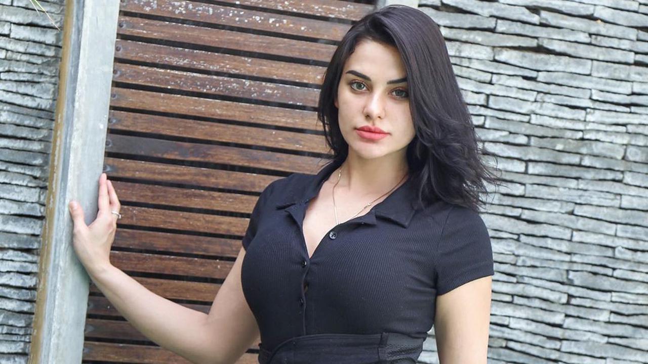 Gaya Kasual Nora Alexandra Kenakan Baju Berwarna Hitam. (Sumber: Instagram/ncdpapl)