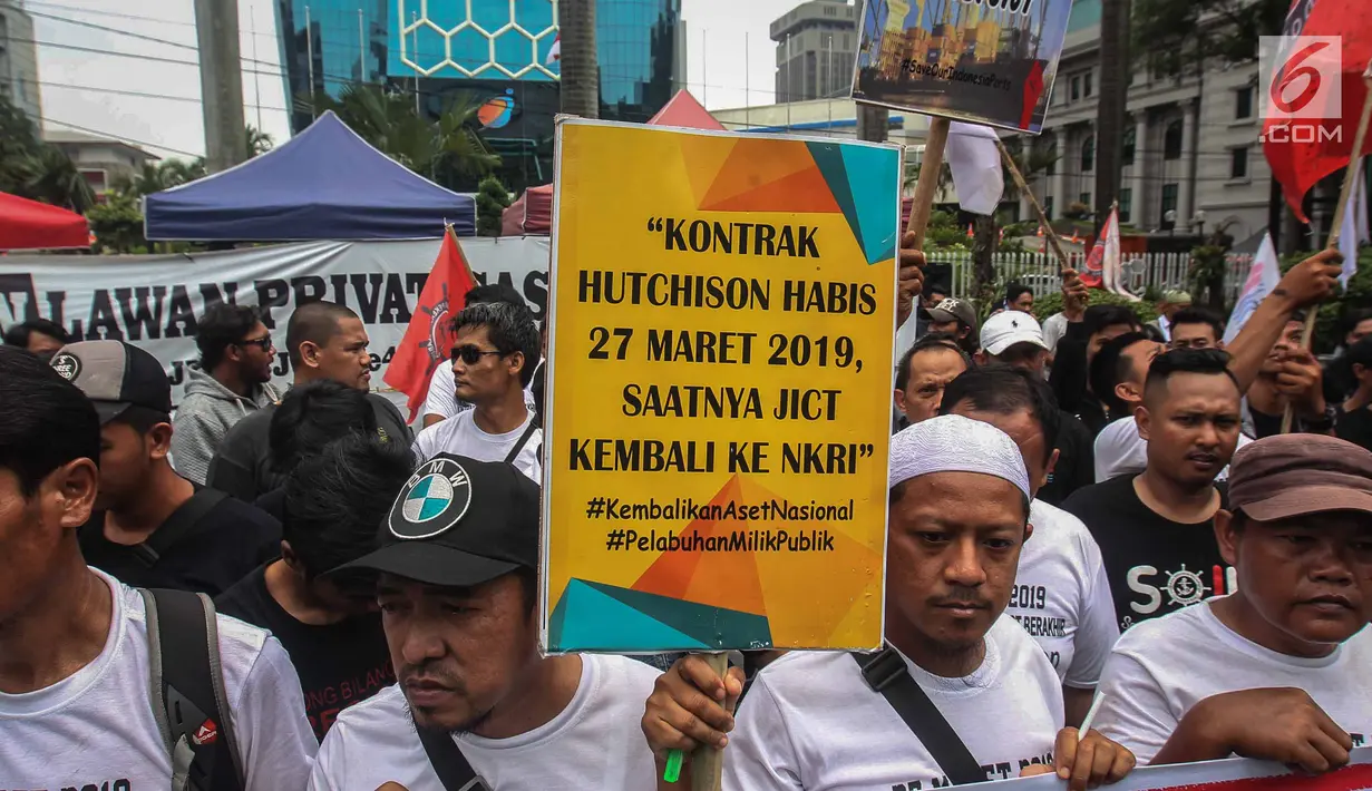 Pekerja yang tergabung dalam Serikat Pekerja JICT berorasi saat menggelar aksi menutup jalan di depan gedung Kementerian BUMN, Jakarta, Rabu (13/3).  Mereka menuntut Kementerian BUMN segera memutus kontrak Hutchison di JICT. (Liputan6.com/HO/Asri)