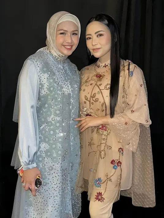 <p>Saat hadir di even fashion show, makeup Rachel Vennya dinilai terlalu tebal. [Foto: instagram.com/rachelvennya]</p>
