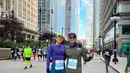 Dalam liburannya ke Negeri Paman Sam, Wingky dan Kenes Andari pun ikut dalam sebuah lomba lari marathon. Diketahui bahwa keduanya merupakan pasangan selebriti yang hobi berolahraga. Momen keseruannya saat ikut marathon ini pun turut ditemani oleh sahabatnya.  (Liputan6.com/IG/@winkywiryawan912)