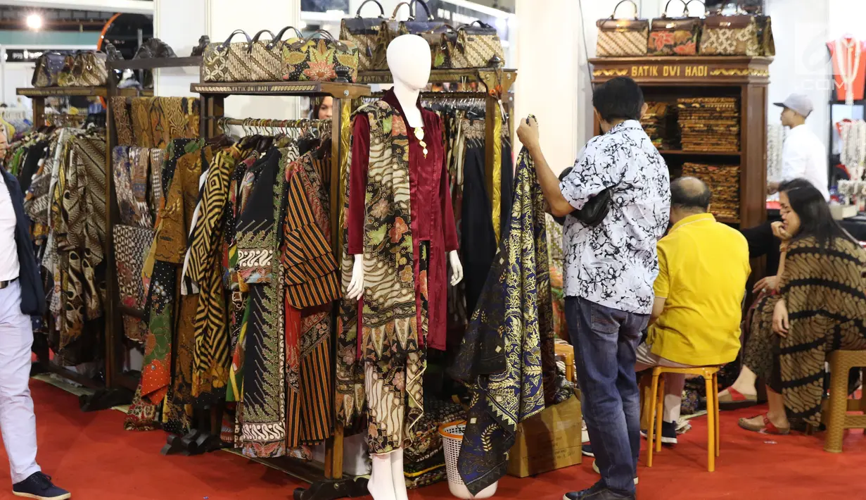 Pengunjung melihat-lihat kerajinan yang dipamerkan pada stand-stand KriyaNusa 2018 di Jakarta Convention Center, Jakarta, Sabtu (29/9). Pameran yang digagas Dewan Kerajinan Nasional berlangsung hingga 30 September. (Liputan6.com/Helmi Fithriansyah)