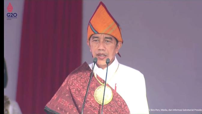 Presiden Jokowi mengenakan pakaian adat Ende saat menjadi inspektur upacara Hari Lahir Pancasila di Ende, NTT. (YouTube Sekretariat Presiden)