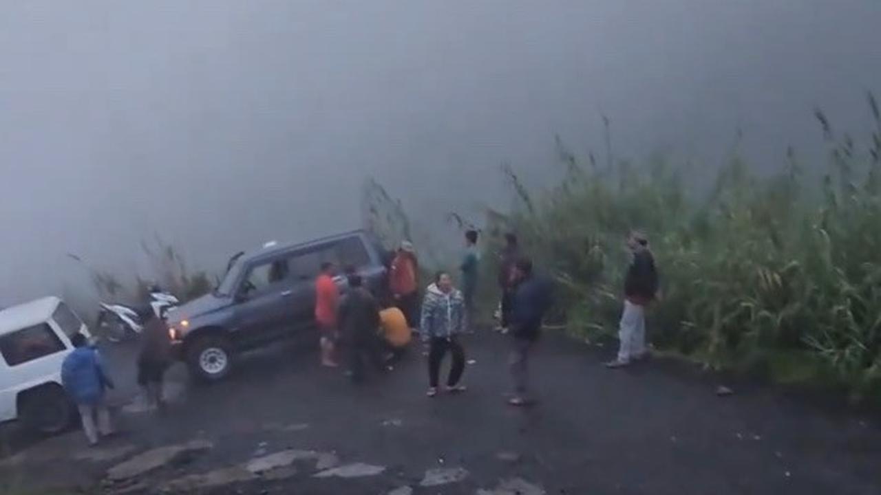 "Mobil (plat K) mau nanjak ternyata nggak kuat. Akhirnya mobil masuklah ke samping jalan," beber laki-laki yang membuat video.