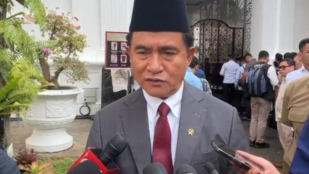 Fakta Menarik: Menko Yusril Belum Dengar Isu Pergantian Kapolri oleh Presiden Prabowo