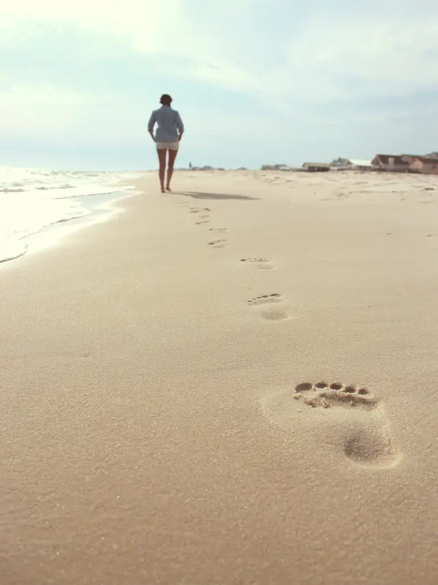Jalan kaki di pantai