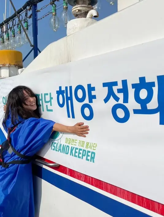 <p>Ekspresi bahagia Park Eun Bin mencoba memeluk kapal pesiar yang datang untuk menyelamatkannya dari pulau terpencil di Castaway Diva. (Foto: Instagram/ eunbining0904)</p>
