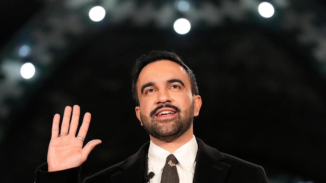 FOTO Zohran Mamdani Mengucap Sumpah Jabatan Walikota New York City dengan Al Quran