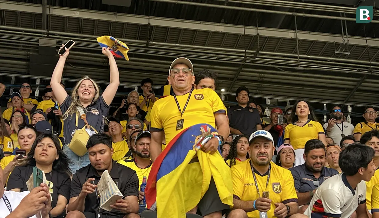 Suporter Ekuador memberikan dukungan penuh dari tribune MetLife Stadium, New York, New Jersey, AS, saat laga fase grup Piala Dunia 2026 melawan Jerman, Kamis (25/6/2026). Mengenakan atribut berwarna kuning dan membawa bendera nasional, mereka menciptakan atmosfer meriah sepanjang pertandingan. (KLY Sports/Hery Kurniawan)