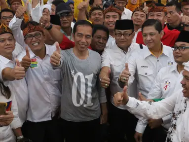 Calon Presiden Nomor Urut 01 Joko Widodo (tengah) mengangkat jempol bersama tim kampanye daerah dan peserta saat menghadiri silaturahmi dengan calon legislatif partai koalisi di Bandung, Jawa Barat, Sabtu (10/11). (Liputan6.com/Angga Yuniar)
