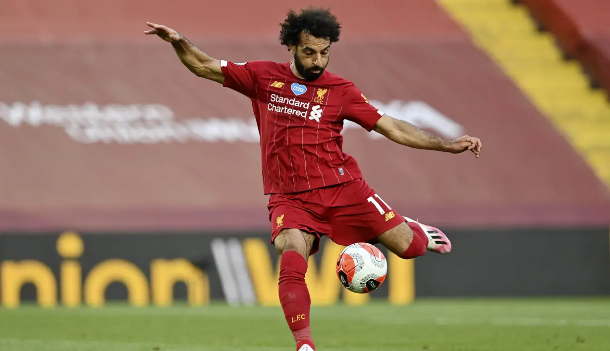 Penyerang Liverpool, Mohamed Sala, mencetak gol ke gawang Crystal Palace pada laga Premier League di Stadion Anfield, Rabu (24/6/2020). Liverpool menang dengan skor 4-0. (AP/Paul Ellis)