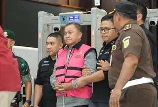 Wakil Kepala BGN Lodewyk Pusung jadi tersangka dalam kasus dugaan korupsi tata kelola program Makan Bergizi Gratis (MBG) periode 2025-2026. (Foto: Kejagung)