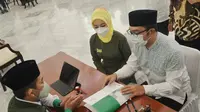 Gubernur Jawa Barat Ridwan Kamil beserta sang istri menunaikan pembayaran zakat mal melalui Badan Amil Zakat Nasional (Baznas) Jawa Barat di Gedung Pakuan, Kota Bandung, Selasa (12/4/2022).