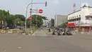Kawat berduri dan kendaraan taktis disiagakan di kawasan Harmoni, Jakarta, Sabtu (24/7/2021). Pihak kepolisian menutup beberapa akses jalan di sekitar Harmoni untuk mengantisipasi adanya aksi demonstrasi dengan tuntutan menolak perpanjangan PPKM. (Liputan6.com/Herman Zakharia)