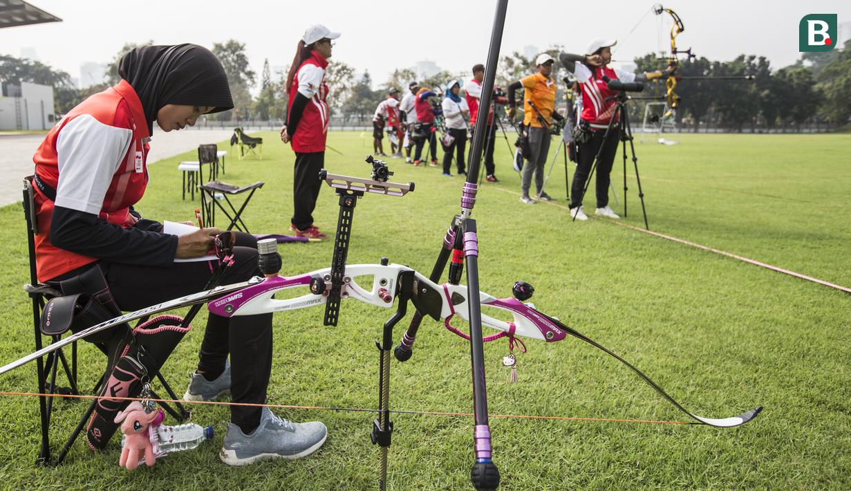 Pepanah Indonesia, Diananda Choirunisa, saat pemusatan latihan jelang Asian Games XVIII di Lapangan Panahan Senayan, Jakarta, Rabu (6/6/2018). Cabang panahan menargetkan satu medali emas pada Asian Games. (Bola.com/Vitalis Yogi Trisna)
