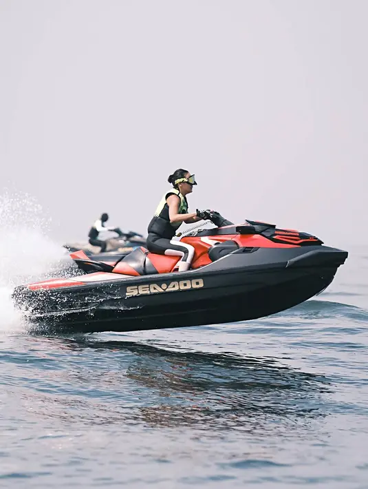 Seru main jet sky, dalam kesempatan yang sama Erika pun menikmati keindahan bawah laut dengan menyelam. Sampai-sampai banyak netizen yang memuji kemampuannya dalam berbagai bidang. Menyelam sendiri merupakan olahraga yang tidak main-main dan perlu latihan serta mendapatkan sertifikat agar bisa menyelam dengan tenang. (Liputan6.com/IG/@eri.carl)