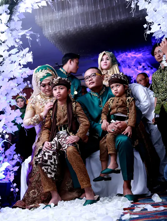 Terbilang mewah, karena selain digelar di hotel berbintang, acara khitanan putra komedian Sule ini berlangsung layaknya sebuah sebuah resepsi pernikahan. (Wimbarsana/Bintang.com)