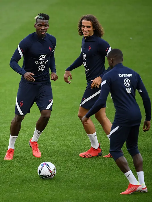 Gelandang Timnas Prancis Paul Pogba (kiri) mengontrol bola di sebelah Matteo Guendouzi (tengah) saat sesi latihan di stadion Olimpiade di Kiev, Jumat (3/9/2021). Prancis akan menghadapi Ukraina di Grup D Kualifikasi Piala Dunia 2022 zona Eropa pada Minggu dinihari, 5 September. (FRANCK FIFE/AFP)