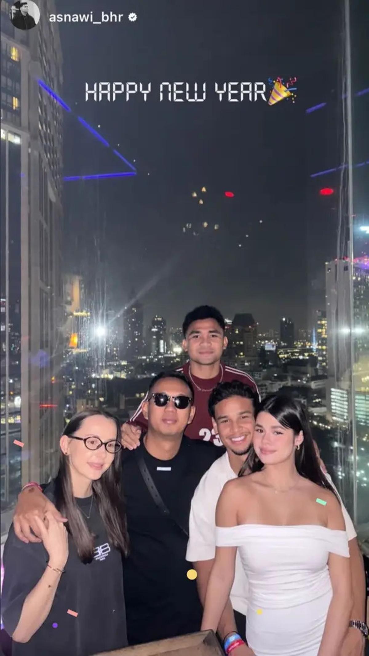 7 Potret Maria Theodore Dekat Irfan Fandi, Romantis Rayakan Tahun Baru