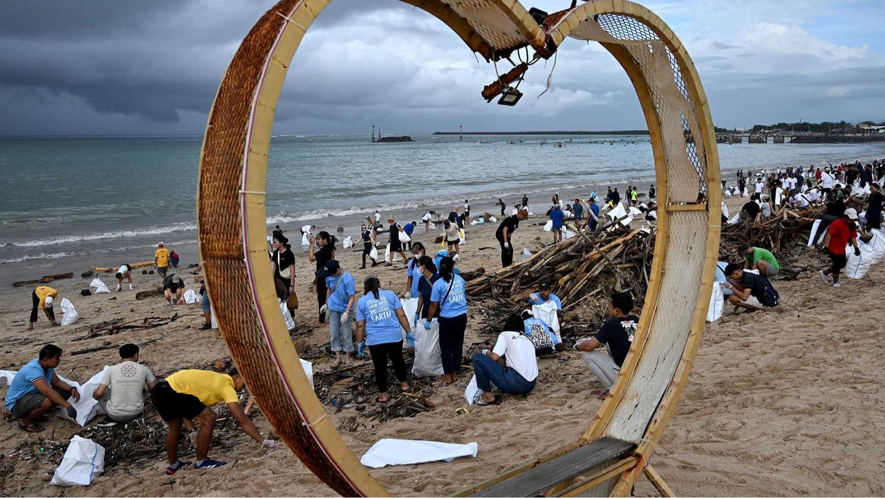 Aksi Bersama Membersihkan Sampah di Pantai Kedonganan Bali