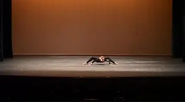 Hebatnya penari balet Milena Sidorova yang luwes membawakan gerakan seperti laba-laba yang merangkak.